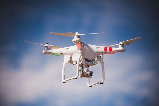 Solche handelsüblichen Drohnen mit Kamera, können schon mit mehreren Hundert Euro Kosten zu Buche schlagen.